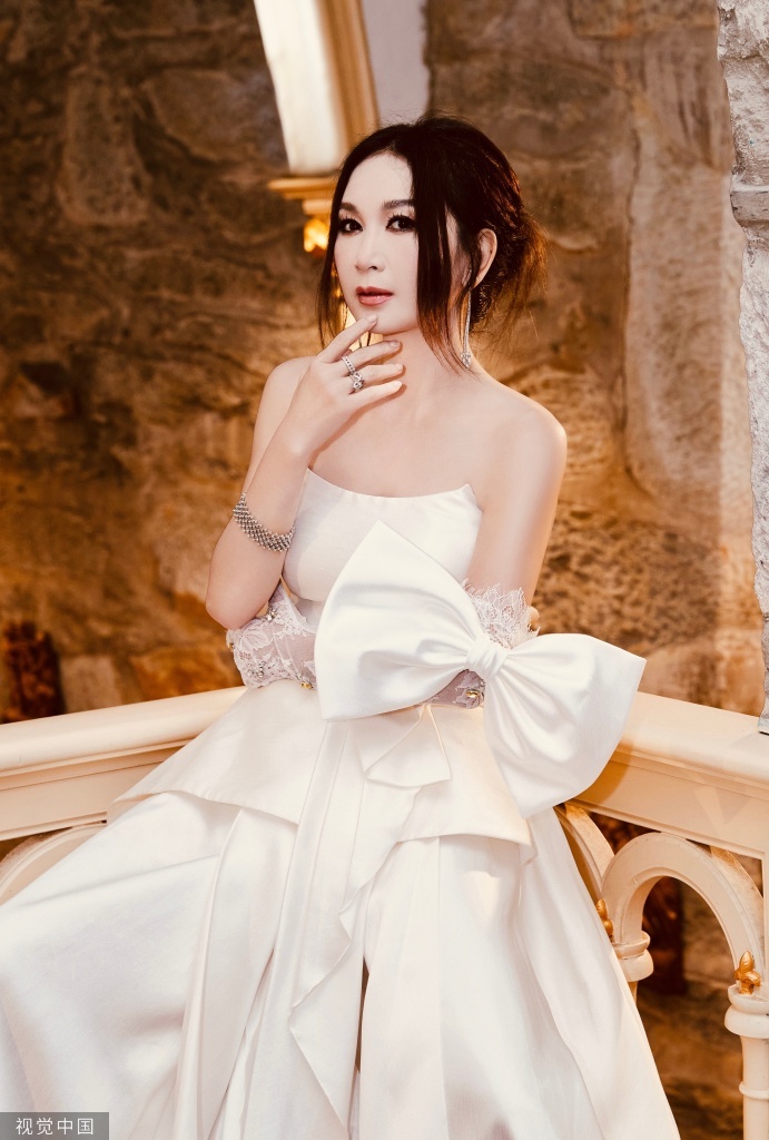 温碧霞发布白色吊带礼裙造型写真 笑容温婉身材依旧美艳